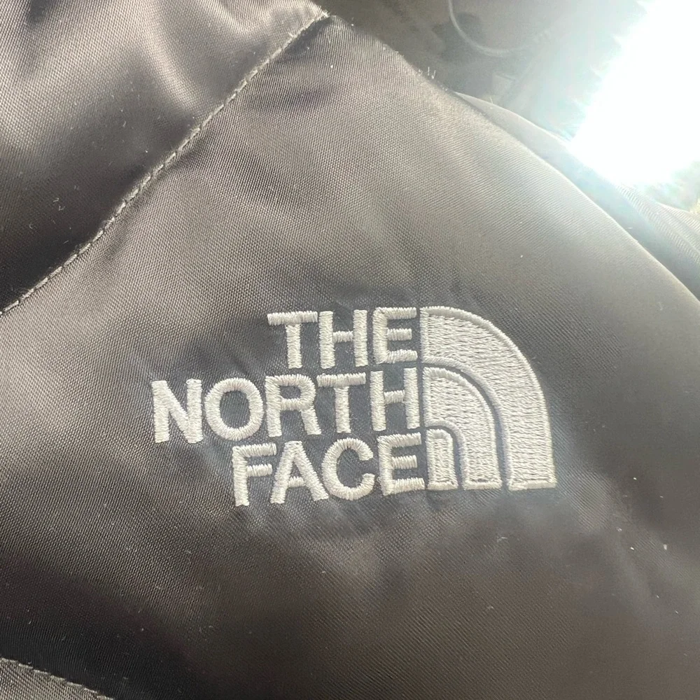 The North Face Women's Quilted Black Puffer Jacket - Picture 5 of 10